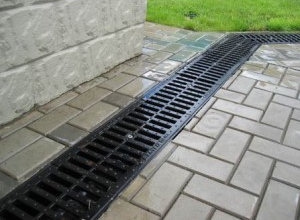 отвод воды с участка поверхностным дренажом с решетками
